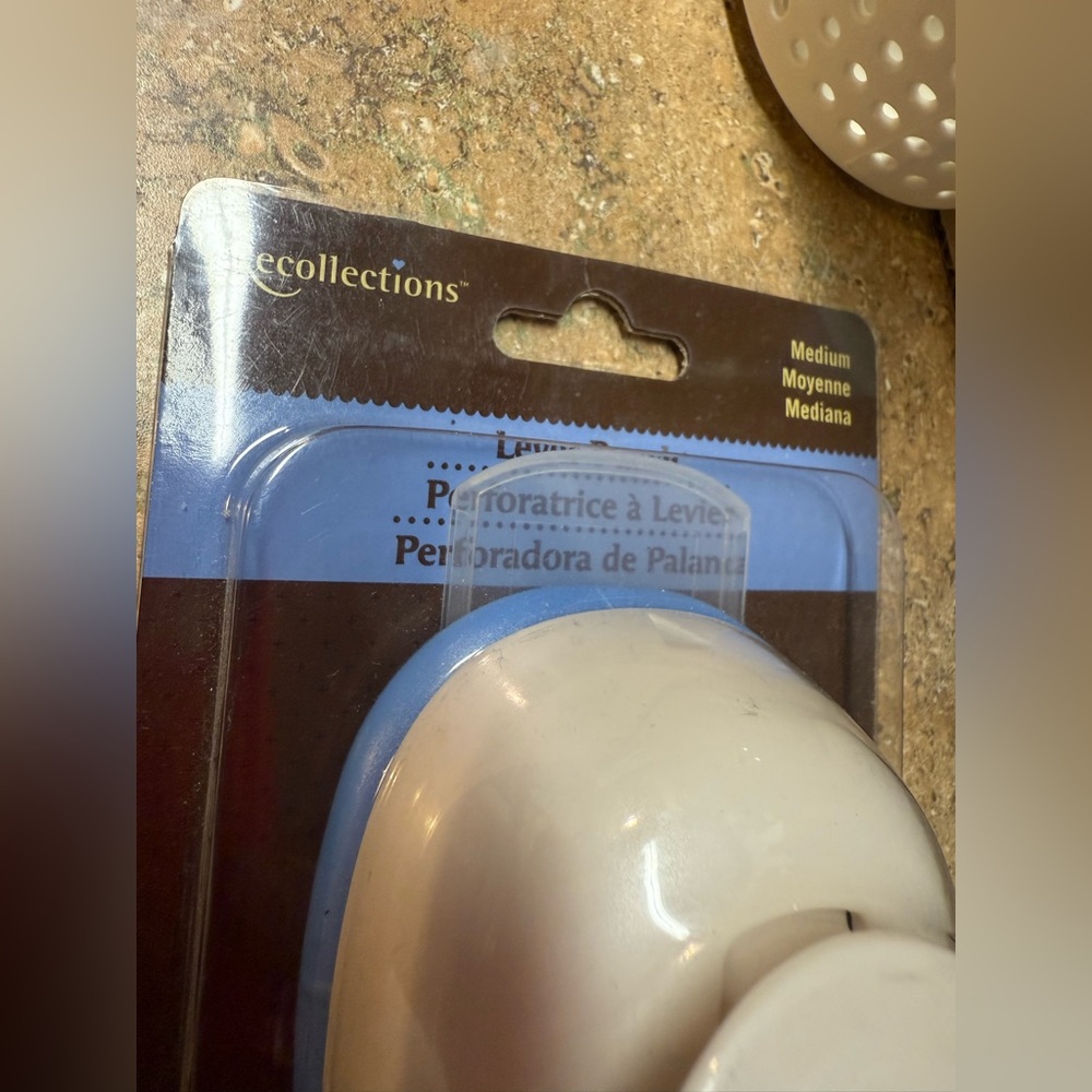 Scalloped punch for crafts and scrapbooking. In original package - Picture 4 of 6